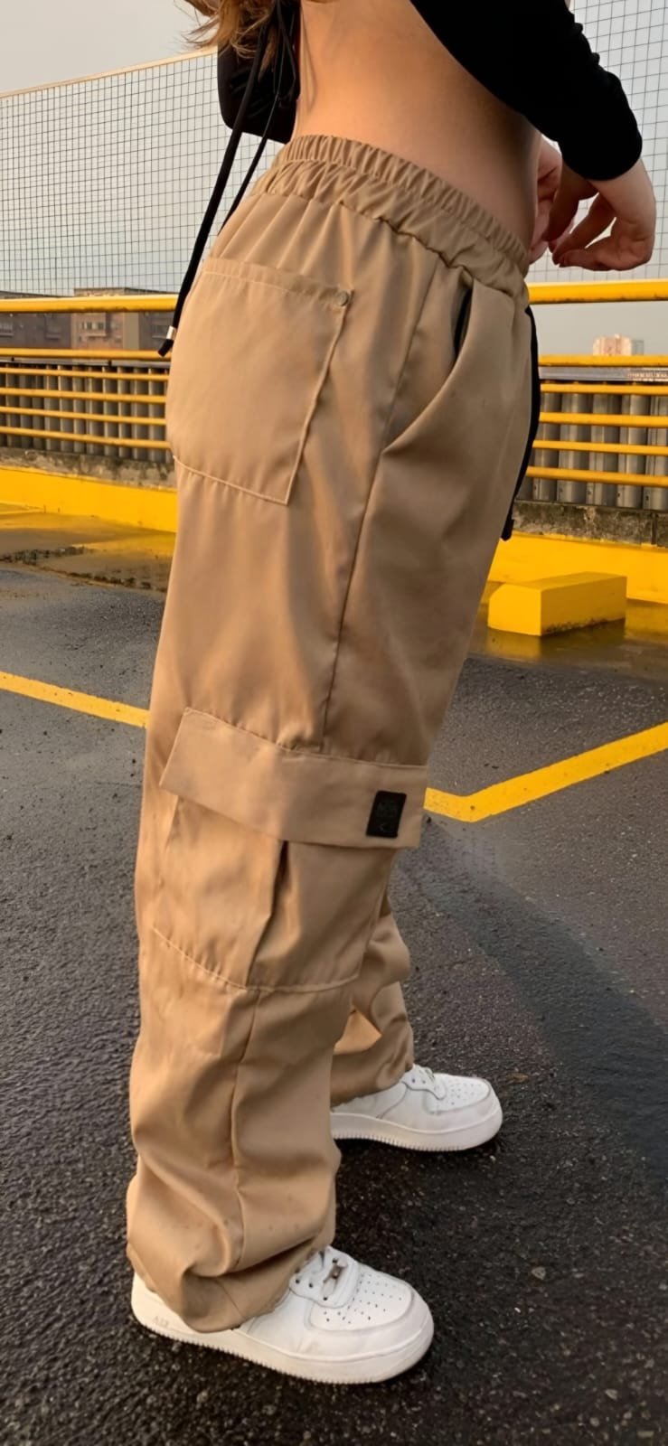 Pantalón cargo visto de frente y de espalda